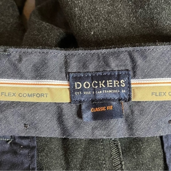 NWT Dockers Signature Khaki Classic Fit Pants - Picture 3 of 6